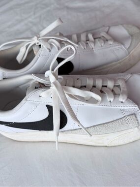 Nike White Low-Top Sneakers with Black Swoosh